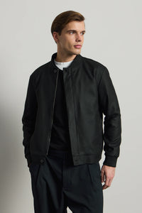 Giacca bomber nera minimalista ed elegante da uomo