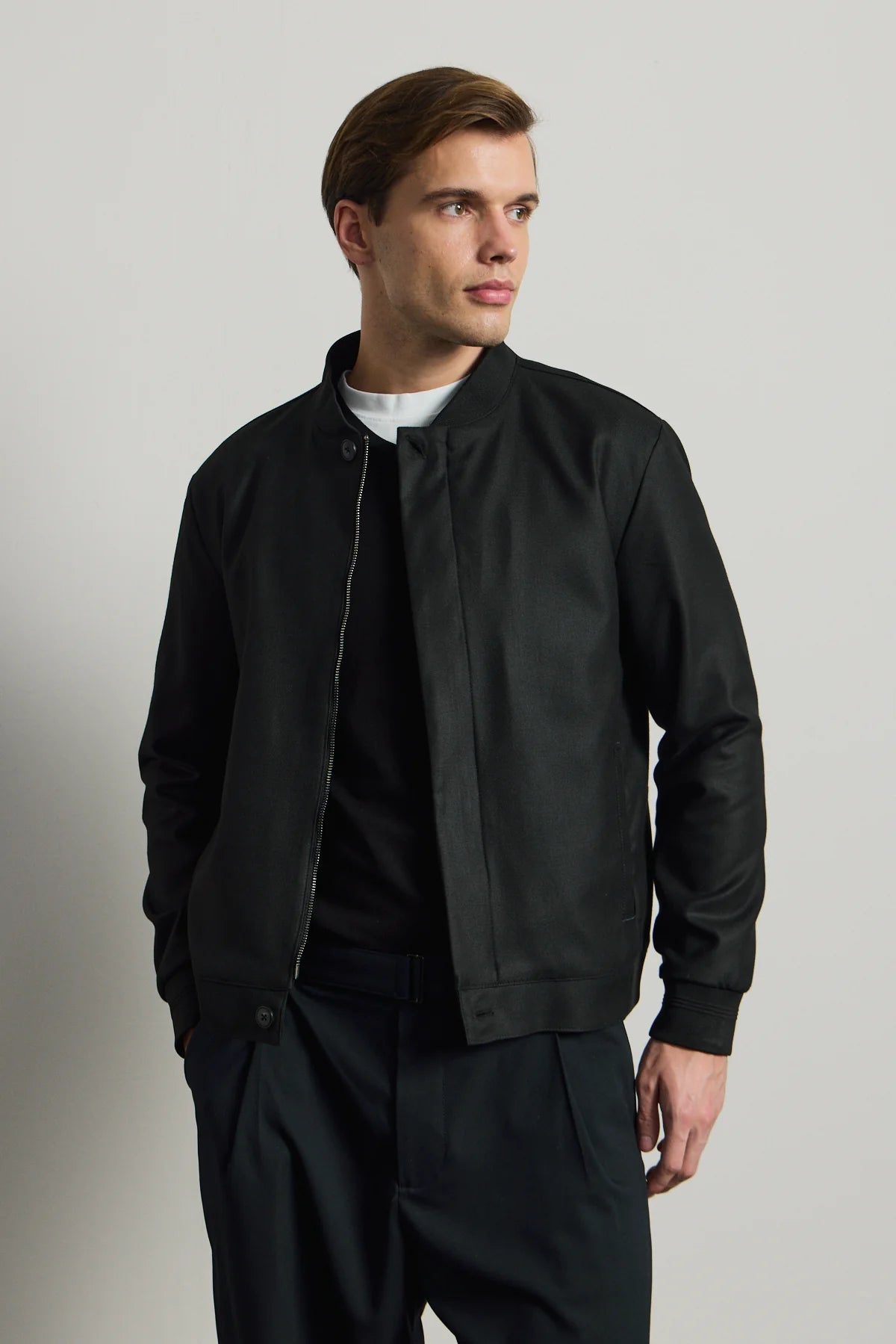 Giacca bomber nera minimalista ed elegante da uomo
