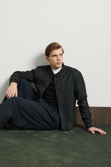 Giacca bomber nera minimalista ed elegante da uomo