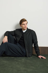 Giacca bomber nera minimalista ed elegante da uomo
