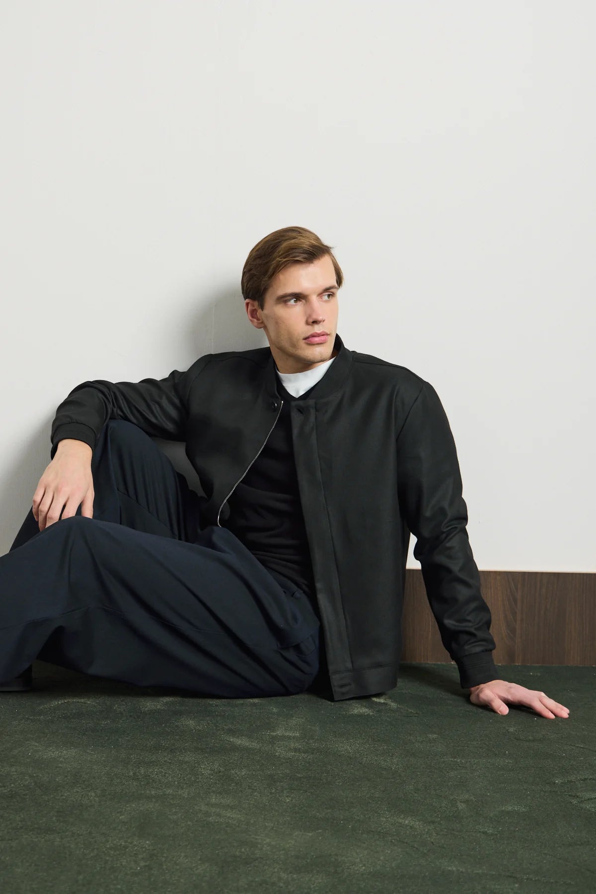 Giacca bomber nera minimalista ed elegante da uomo
