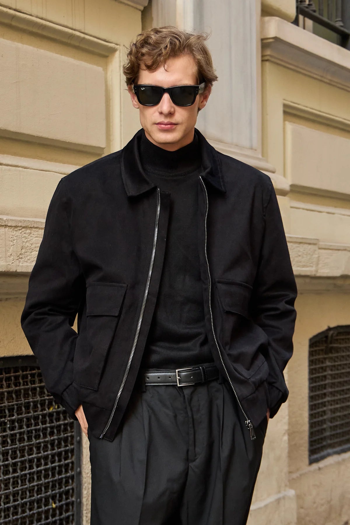 Giacca bomber da uomo nera, leggera, imbottita e con cerniera.