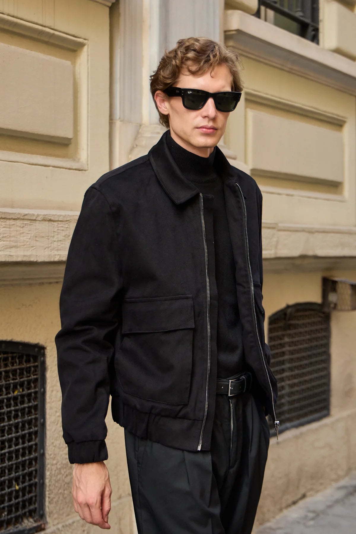 Giacca bomber da uomo nera, leggera, imbottita e con cerniera.