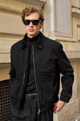 Giacca bomber da uomo nera, leggera, imbottita e con cerniera.
