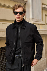 Giacca bomber da uomo nera, leggera, imbottita e con cerniera.
