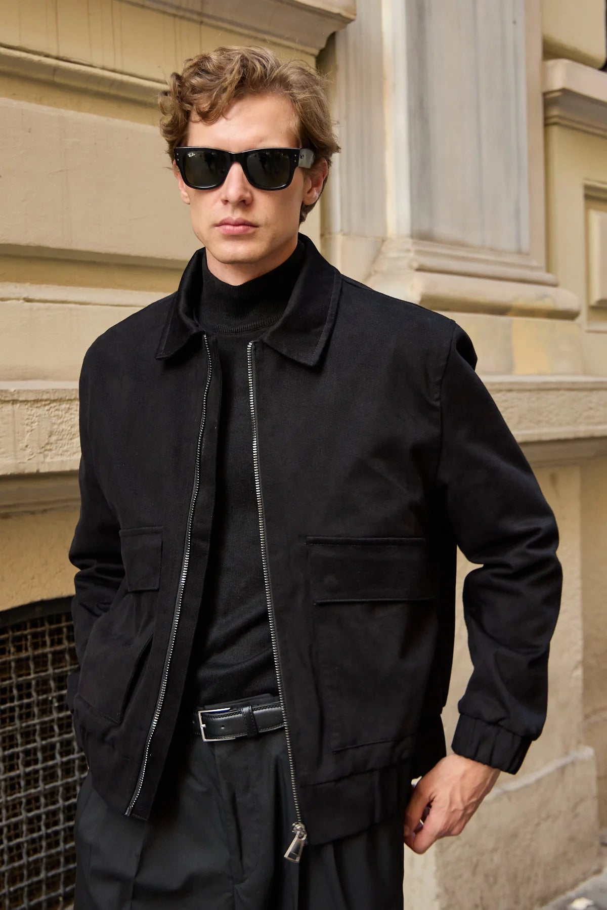 Giacca bomber da uomo nera, leggera, imbottita e con cerniera.