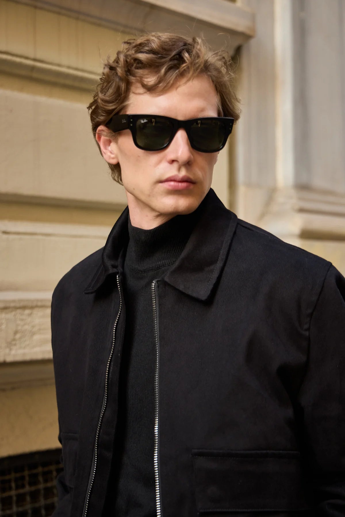 Giacca bomber da uomo nera, leggera, imbottita e con cerniera.