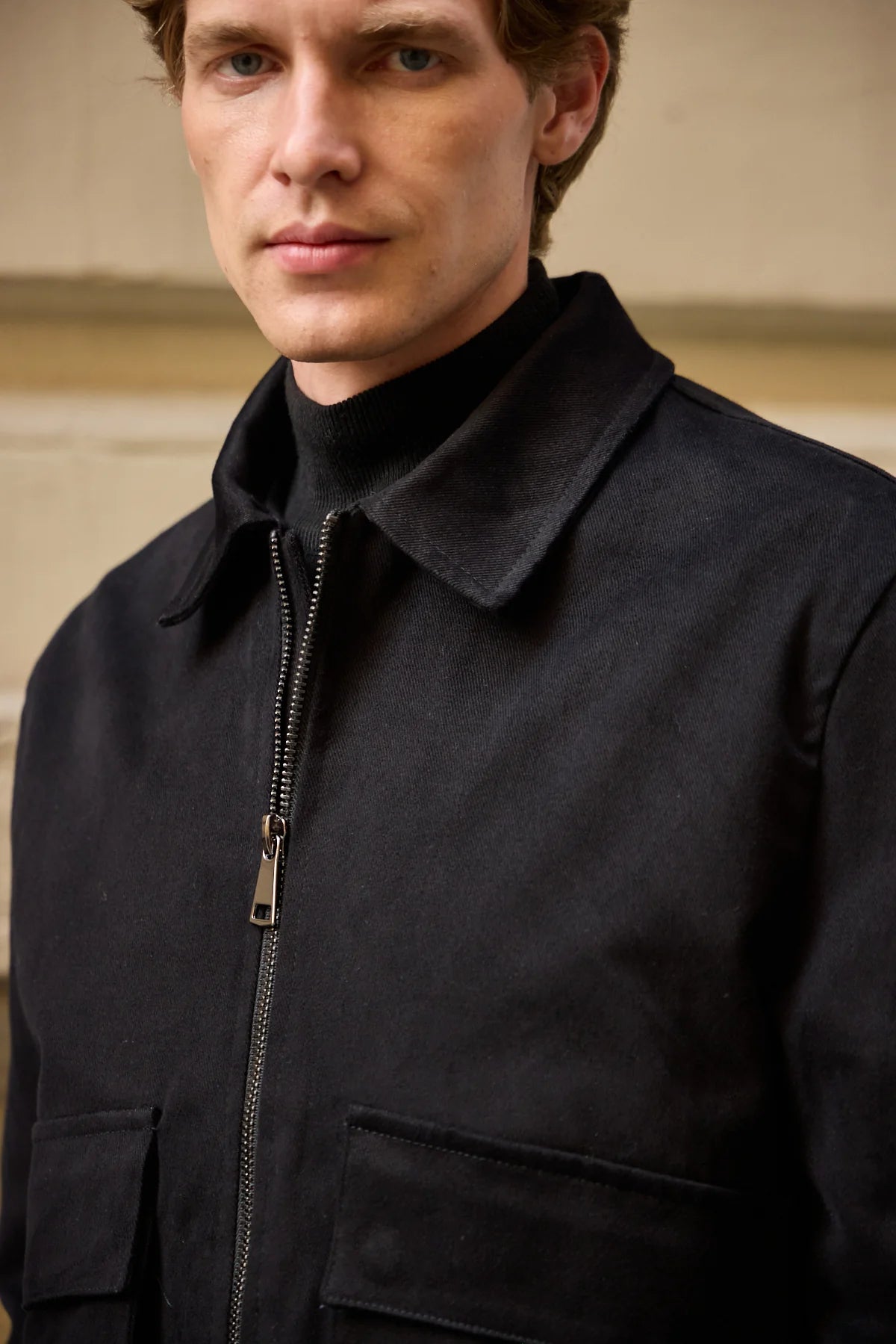 Giacca bomber da uomo nera, leggera, imbottita e con cerniera.