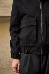 Giacca bomber da uomo nera, leggera, imbottita e con cerniera.