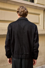 Giacca bomber da uomo nera, leggera, imbottita e con cerniera.