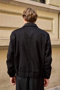 Giacca bomber da uomo nera, leggera, imbottita e con cerniera.