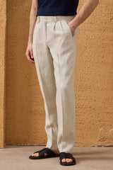 Completo estivo da uomo composto da giacca in lino nera con zip e pantaloni beige, elegante e casual.