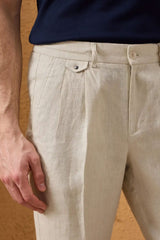 Completo estivo da uomo composto da giacca in lino nera con zip e pantaloni beige, elegante e casual.