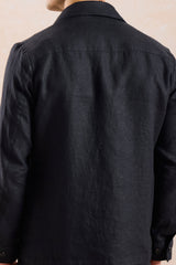 Completo estivo da uomo composto da giacca in lino nera con zip e pantaloni beige, elegante e casual.