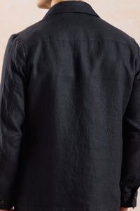 Completo estivo da uomo composto da giacca in lino nera con zip e pantaloni beige, elegante e casual.