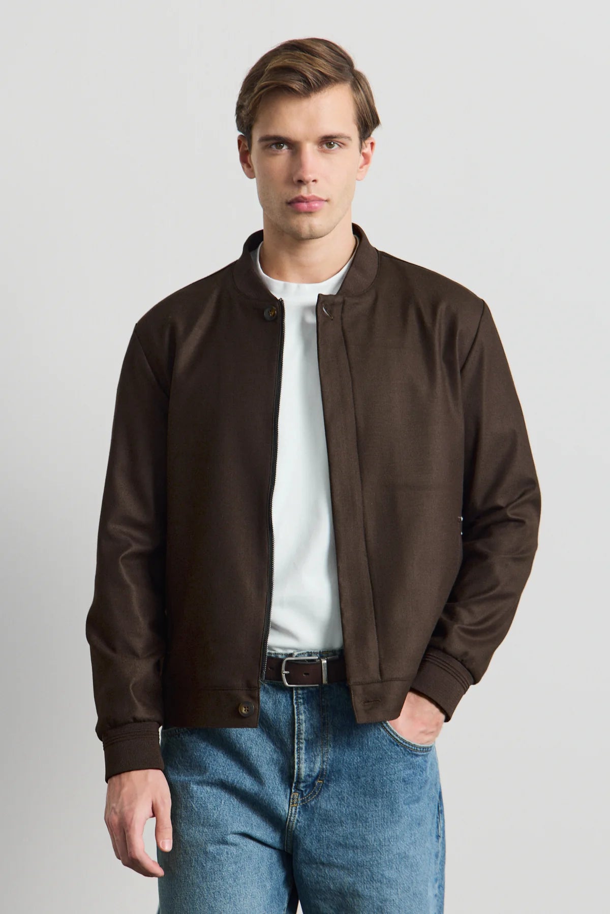 Giacca bomber da uomo marrone, minimalista ed elegante