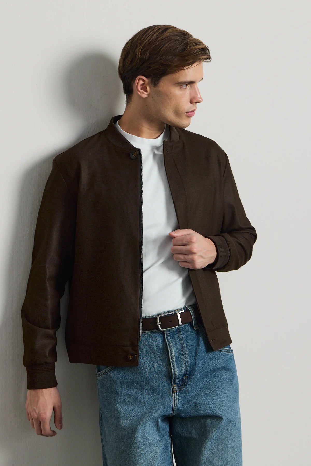 Giacca bomber da uomo marrone, minimalista ed elegante