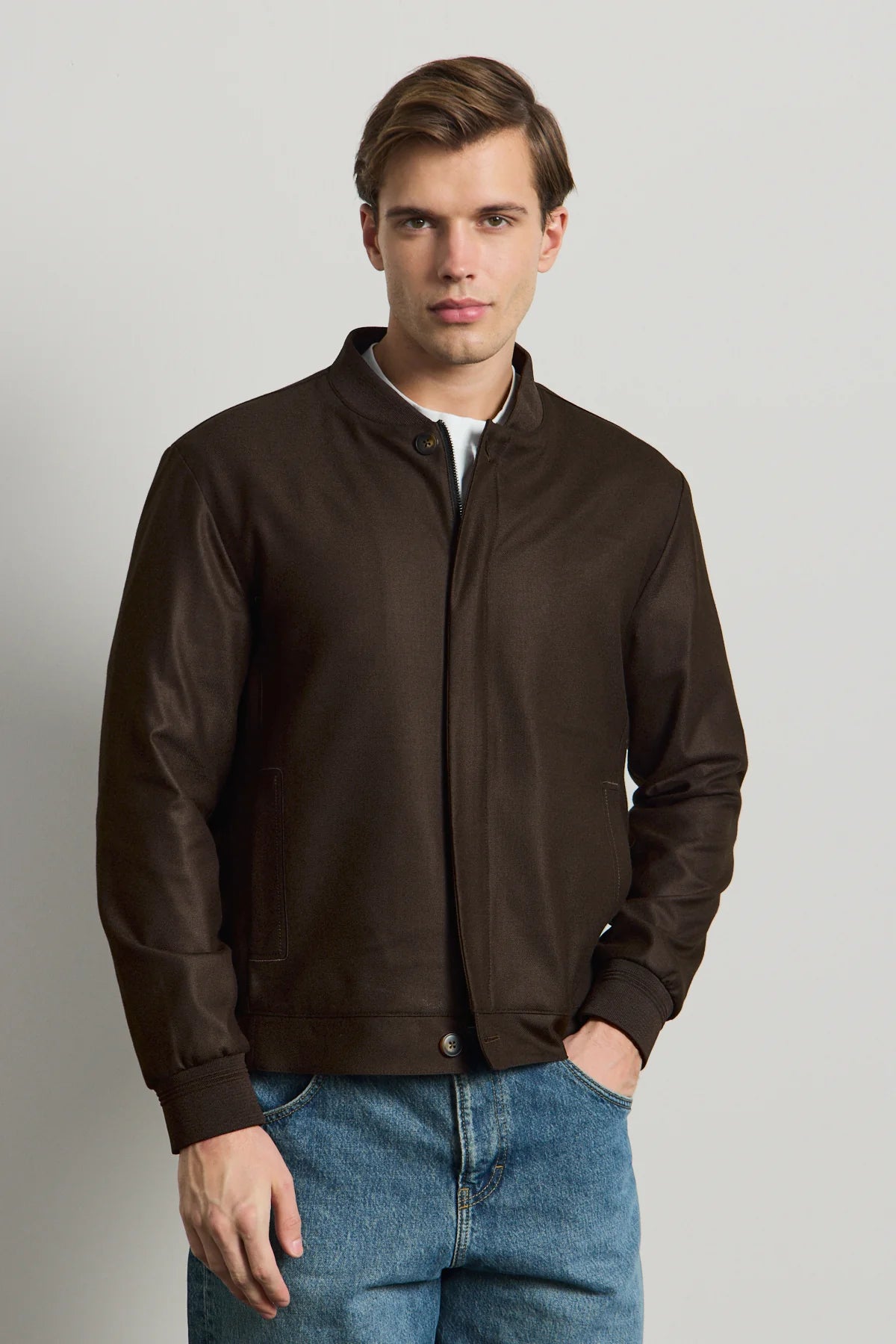 Giacca bomber da uomo marrone, minimalista ed elegante