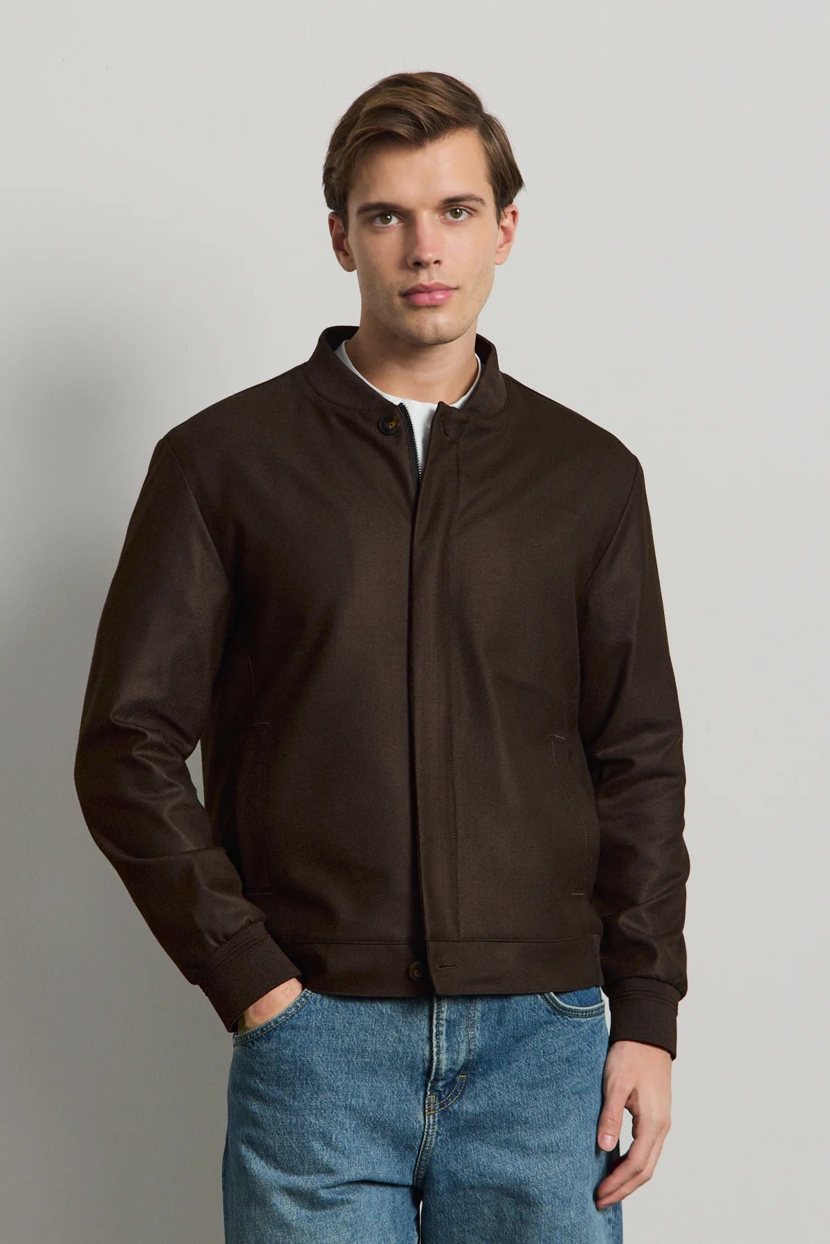Giacca bomber da uomo marrone, minimalista ed elegante