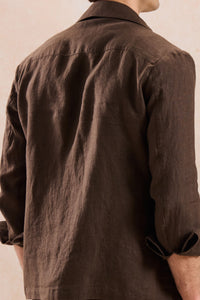 Completo estivo da uomo composto da giacca in lino marrone con zip e pantaloni beige, elegante e casual.