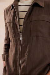 Completo estivo da uomo composto da giacca in lino marrone con zip e pantaloni beige, elegante e casual.