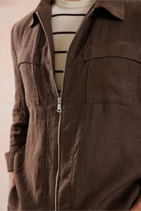 Completo estivo da uomo composto da giacca in lino marrone con zip e pantaloni beige, elegante e casual.
