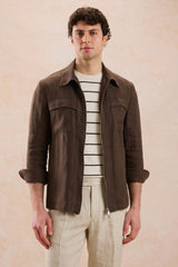 Completo estivo da uomo composto da giacca in lino marrone con zip e pantaloni beige, elegante e casual.