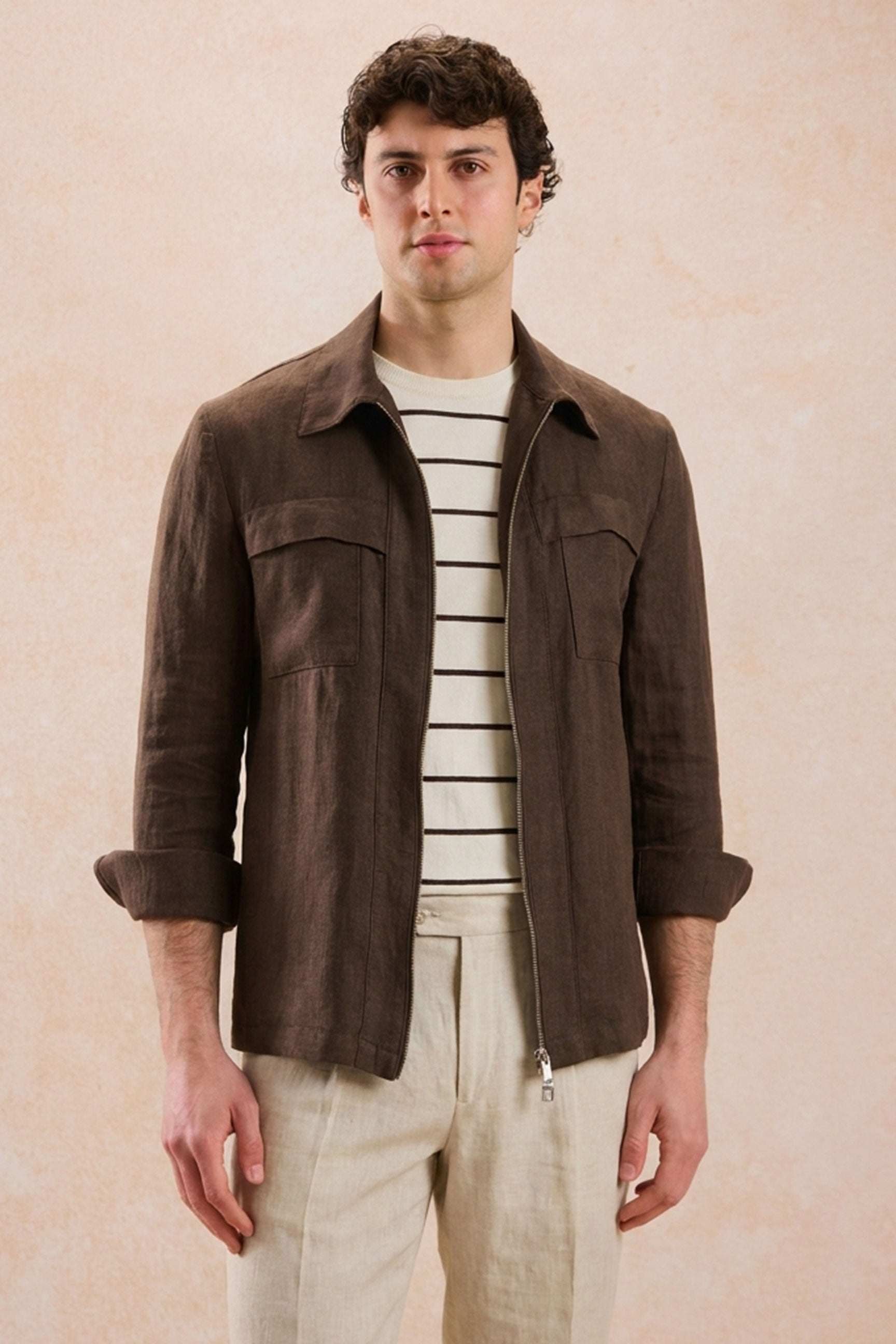 Completo estivo da uomo composto da giacca in lino marrone con zip e pantaloni beige, elegante e casual.