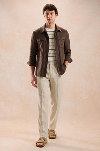 Completo estivo da uomo composto da giacca in lino marrone con zip e pantaloni beige, elegante e casual.