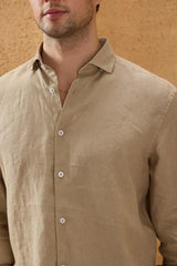 Camicia da uomo in puro lino beige scuro, a maniche lunghe, con bottoni, ideale per l'estate.