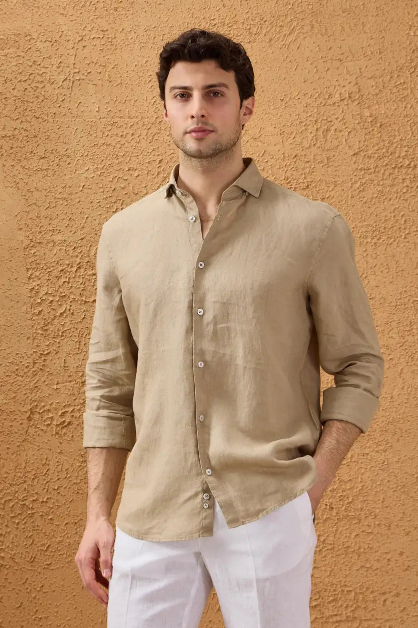 Camicia da uomo in puro lino beige scuro, a maniche lunghe, con bottoni, ideale per l'estate.