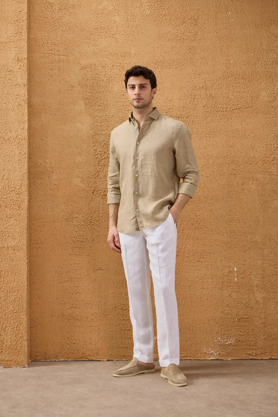 Camicia da uomo in puro lino beige scuro, a maniche lunghe, con bottoni, ideale per l'estate.
