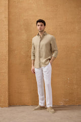 Camicia da uomo in puro lino beige scuro, a maniche lunghe, con bottoni, ideale per l'estate.