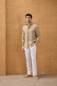Camicia da uomo in puro lino beige scuro, a maniche lunghe, con bottoni, ideale per l'estate.