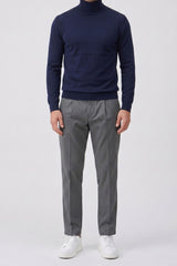 Maglione da uomo a collo alto blu navy, in morbido misto viscosa, a maniche lunghe.