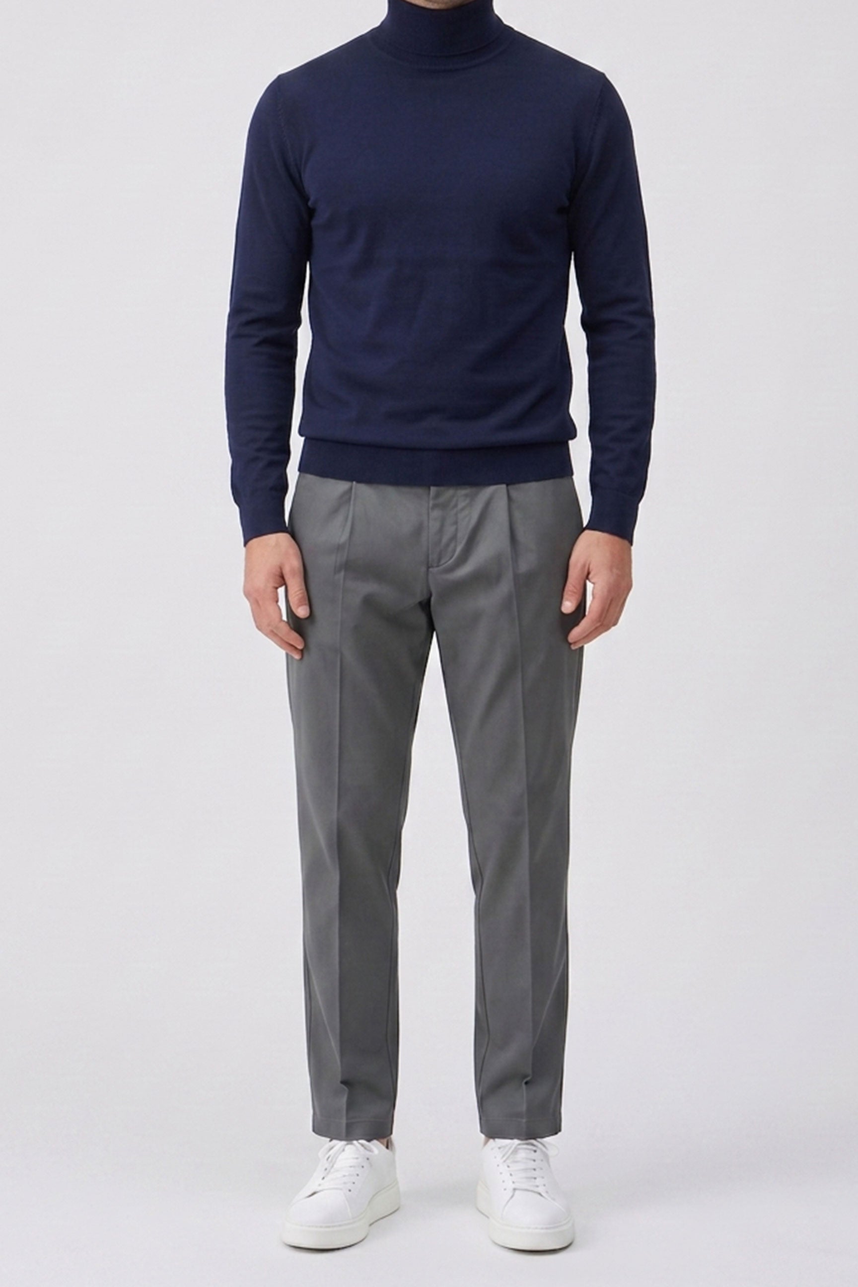 Maglione da uomo a collo alto blu navy, in morbido misto viscosa, a maniche lunghe.