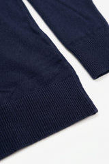 Maglione da uomo a collo alto blu navy, in morbido misto viscosa, a maniche lunghe.