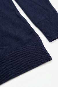 Maglione da uomo a collo alto blu navy, in morbido misto viscosa, a maniche lunghe.