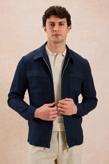 Completo estivo da uomo composto da giacca in lino blu navy con zip e pantaloni beige, elegante e casual.