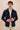 Completo estivo da uomo composto da giacca in lino blu navy con zip e pantaloni beige, elegante e casual.