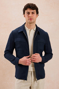 Completo estivo da uomo composto da giacca in lino blu navy con zip e pantaloni beige, elegante e casual.