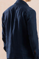 Completo estivo da uomo composto da giacca in lino blu navy con zip e pantaloni beige, elegante e casual.