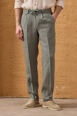 Completo estivo da uomo composto da giacca in lino blu navy con zip e pantaloni color salvia, elegante e casual.