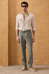 Completo estivo da uomo composto da giacca in lino blu navy con zip e pantaloni color salvia, elegante e casual.