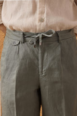 Completo estivo da uomo composto da giacca in lino blu navy con zip e pantaloni color salvia, elegante e casual.