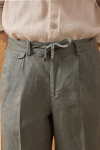 Completo estivo da uomo composto da giacca in lino blu navy con zip e pantaloni color salvia, elegante e casual.