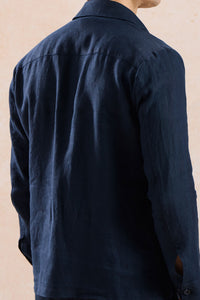 Completo estivo da uomo composto da giacca in lino blu navy con zip e pantaloni color salvia, elegante e casual.