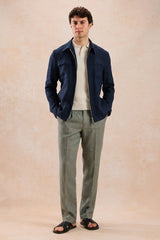Completo estivo da uomo composto da giacca in lino blu navy con zip e pantaloni color salvia, elegante e casual.