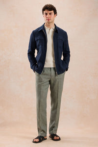 Completo estivo da uomo composto da giacca in lino blu navy con zip e pantaloni color salvia, elegante e casual.