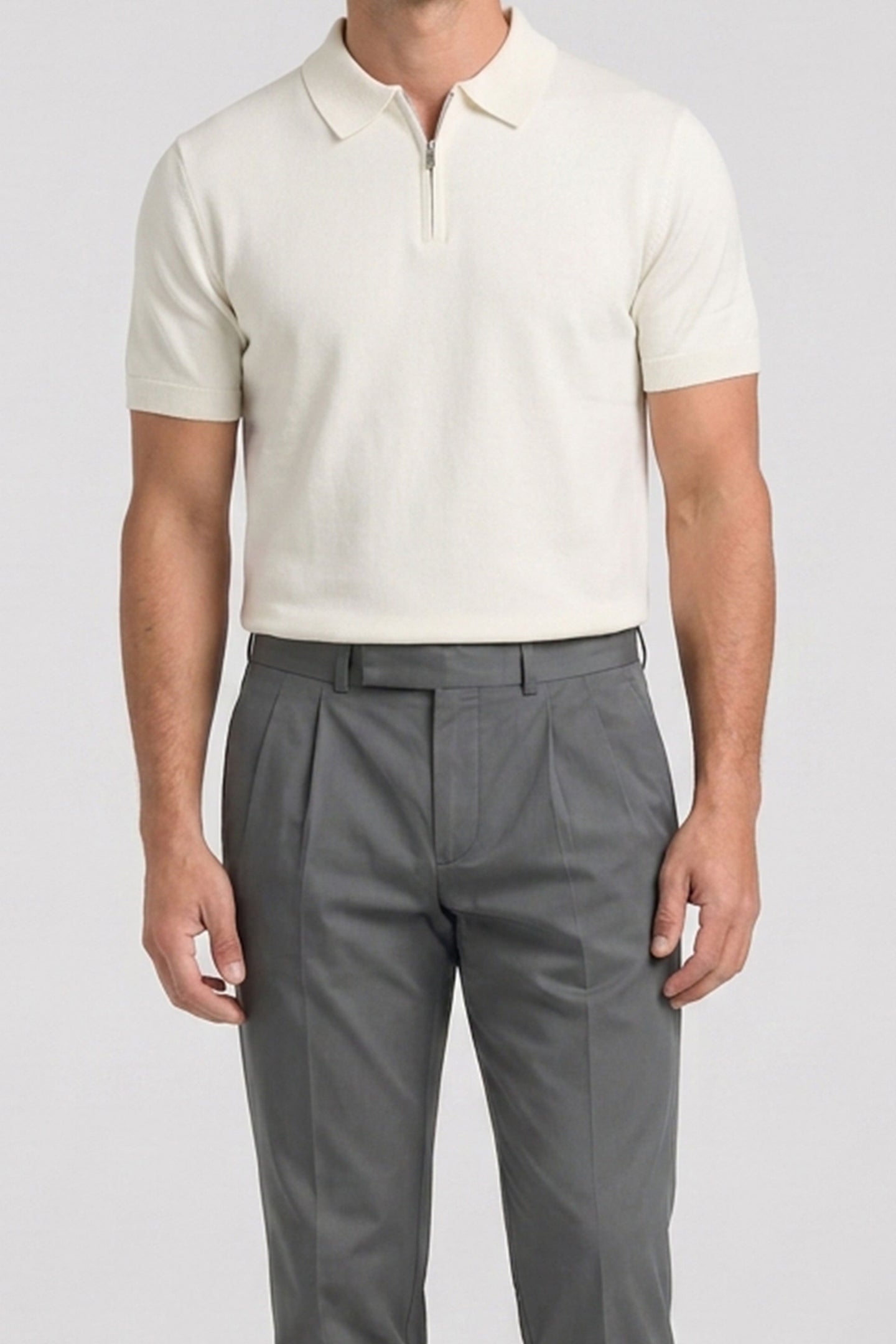 Polo da uomo in maglia color bianco sporco, con scollo a zip e maniche corte, in morbido tessuto misto.